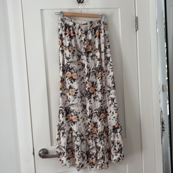 AMERICAN EAGLE | Floral 100 % viscose hi low Maxi Skirt - Picture 3 of 7